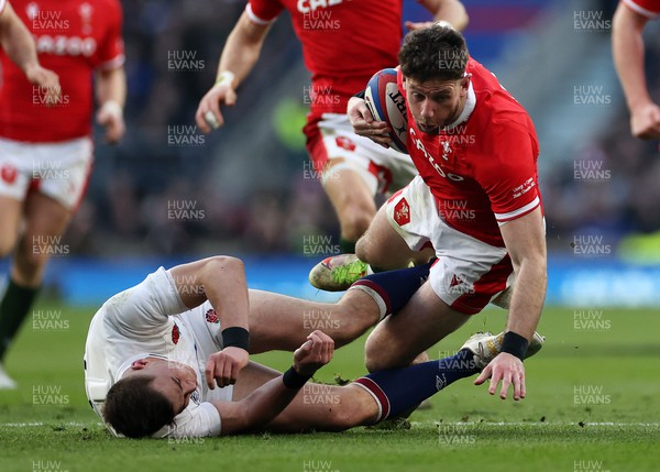 260222 - England v Wales - Guinness 6 Nations - Alex Cuthbert of Wales is tackled by Freddie Steward of England