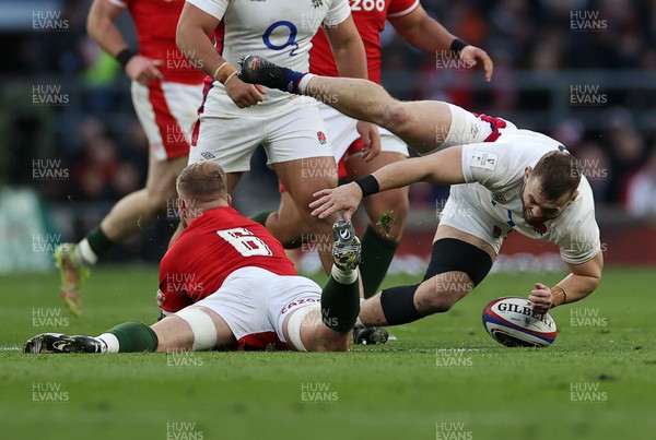 260222 - England v Wales - Guinness 6 Nations - Luke Cowan-Dickie of England collides with Ross Moriarty of Wales