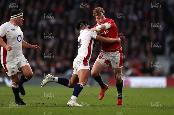 260222 - England v Wales - Guinness 6 Nations - Nick Tompkins of Wales is tackled by Marcus Smith of England