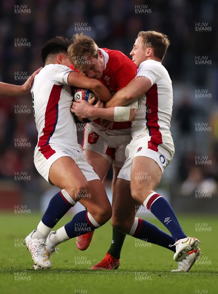 260222 - England v Wales - Guinness 6 Nations - Nick Tompkins of Wales is tackled by Marcus Smith and Max Malins of England