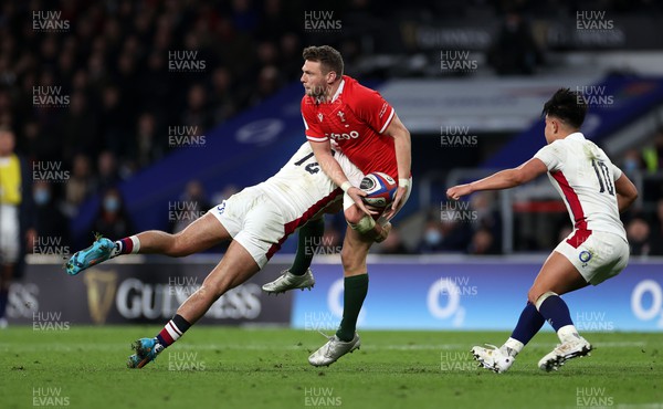 260222 - England v Wales - Guinness 6 Nations - Dan Biggar of Wales is tackled by Henry Slade of England