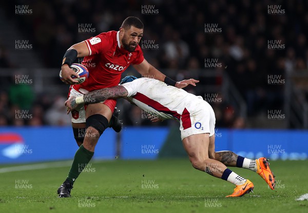 260222 - England v Wales - Guinness 6 Nations - Taulupe Faletau of Wales is tackled by Jack Nowell of England