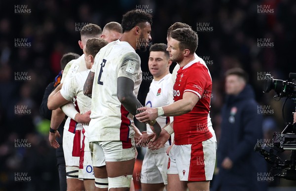 260222 - England v Wales - Guinness 6 Nations - Courtney Lawes of England and Dan Biggar of Wales shake hands at full time