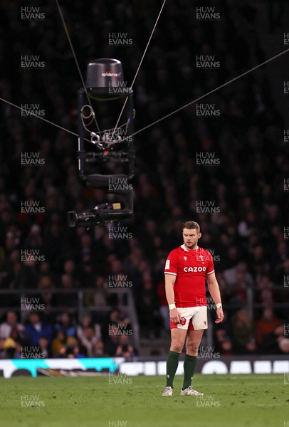260222 - England v Wales - Guinness 6 Nations - Dan Biggar of Wales overlooked by a television camera