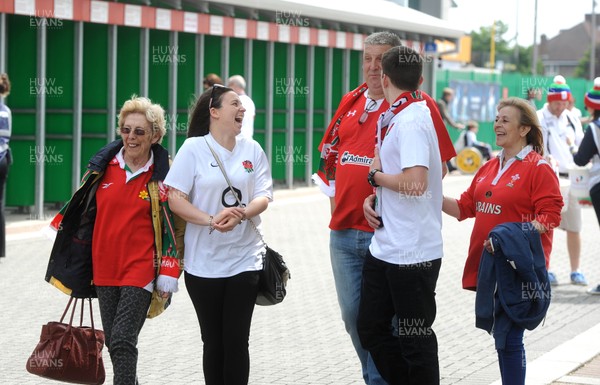 290516 - England v Wales - Old Mutual Wealth Cup -Wales and England fans arrive at Twickenham