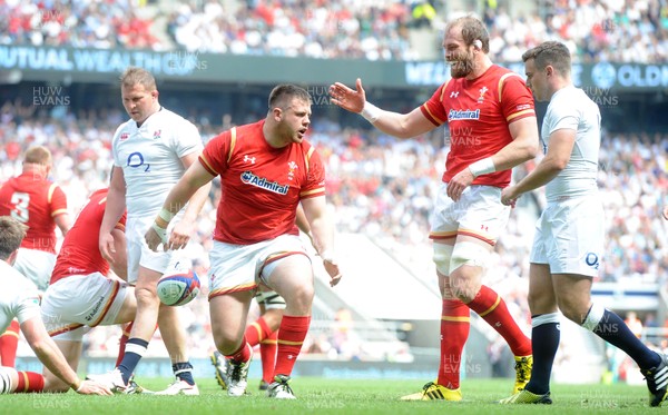 290516 - England v Wales - Old Mutual Wealth Cup -Rob Evans of Wales celebrates his try with Alun Wyn Jones