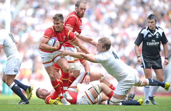 290516 - England v Wales - Old Mutual Wealth Cup -Rhys Webb of Wales beats tackle by Joe Launchbury of England