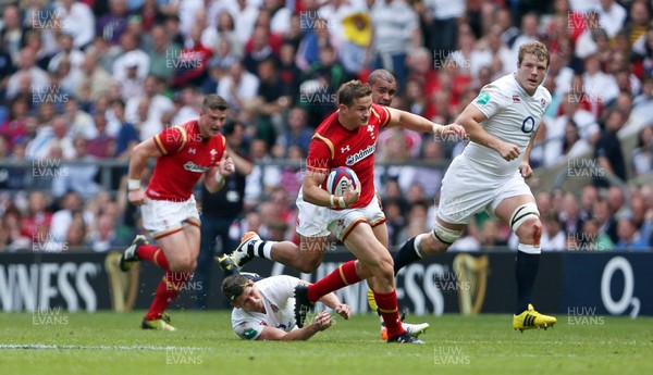 290516 - England v Wales - Old Mutual Wealth Cup - Hallam Amos of Wales breaks away from Ben Youngs of England