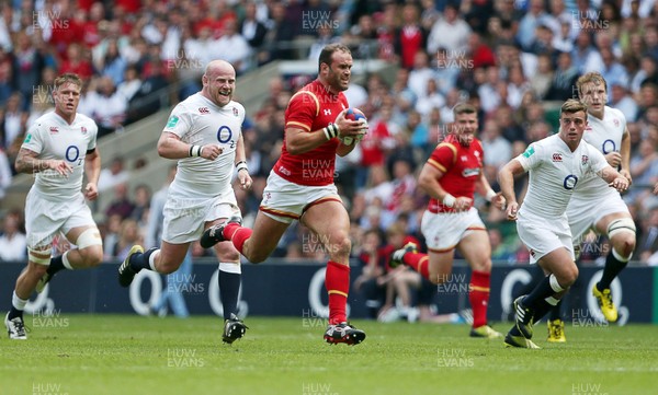 290516 - England v Wales - Old Mutual Wealth Cup - Jamie Roberts of Wales carries the ball