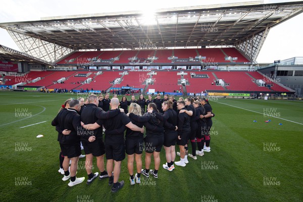 300324 - England v Wales, Guinness Women’s 6 Nations -  The Wales team huddle up ahead of the start of the match