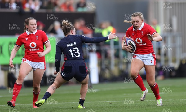 300324 - England v Wales, Guinness Women’s 6 Nations - Hannah Jones of Wales takes on Megan Jones of England