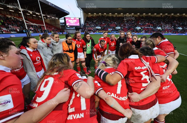 300324 - England v Wales, Guinness Women’s 6 Nations - Wales players huddle together at the end of the match