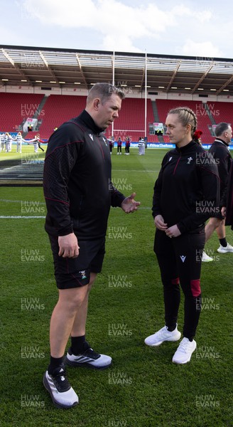 300324 - England v Wales, Guinness Women’s 6 Nations - Ioan Cunningham, Wales Women head coach chats with captain Hannah Jones ahead of the match
