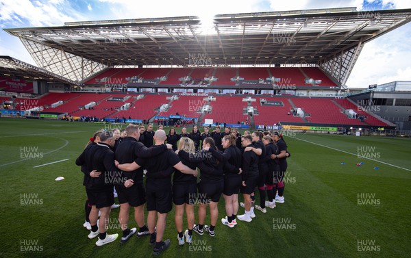 300324 - England v Wales, Guinness Women’s 6 Nations - The Wales team huddle up ahead of the match