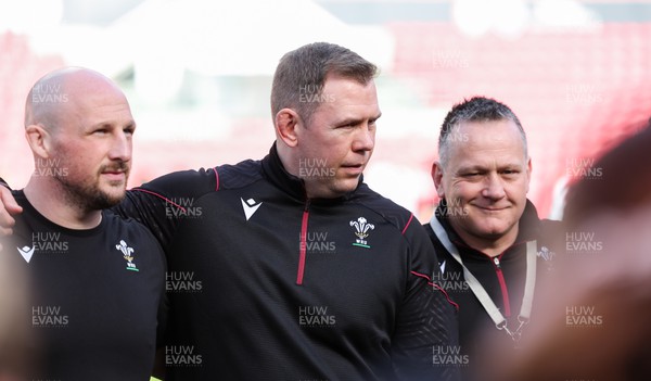 300324 - England v Wales, Guinness Women’s 6 Nations - Mike Hill, Wales Women forwards coach, Ioan Cunningham, Wales Women head coach and Shaun Connor, Wales Women attack coach, speak to the players ahead of the match