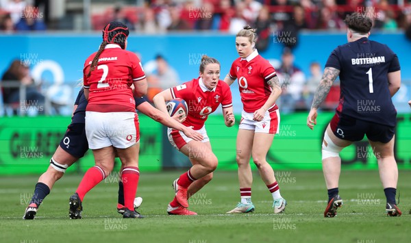 300324 - England v Wales, Guinness Women’s 6 Nations - Jenny Hesketh of Wales breaks away