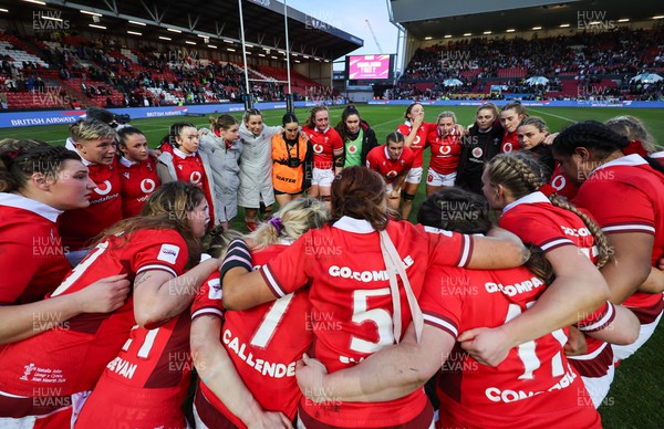 300324 - England v Wales, Guinness Women’s 6 Nations - The Wales team huddle up at the end of the match