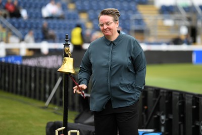 160526 - England Women v New Zealand Women - Metro Bank One Day International - Rachel Priest rings the bell ahead of the match