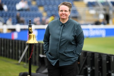 160526 - England Women v New Zealand Women - Metro Bank One Day International - Rachel Priest rings the bell ahead of the match