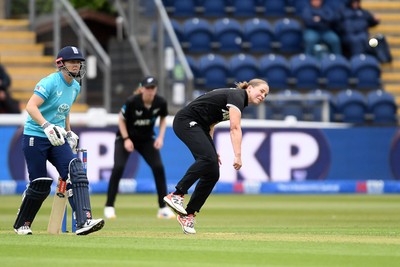 160526 - England Women v New Zealand Women - Metro Bank One Day International - Melie Kerr of New Zealand Women bowling