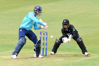 160526 - England Women v New Zealand Women - Metro Bank One Day International - Freya Kemp of England Women batting
