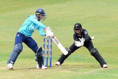 160526 - England Women v New Zealand Women - Metro Bank One Day International - Freya Kemp of England Women batting