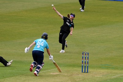 160526 - England Women v New Zealand Women - Metro Bank One Day International - Rosemary Mair of New Zealand Women