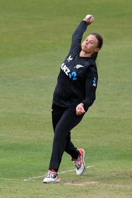 160526 - England Women v New Zealand Women - Metro Bank One Day International - Suzie Bates of New Zealand Women bowling
