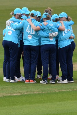160526 - England Women v New Zealand Women - Metro Bank One Day International - England Women team huddle