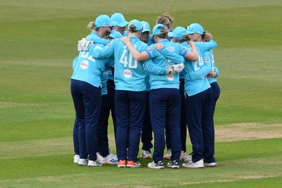 160526 - England Women v New Zealand Women - Metro Bank One Day International - England Women team huddle
