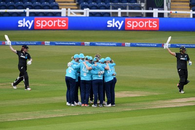 160526 - England Women v New Zealand Women - Metro Bank One Day International - England Women team huddle