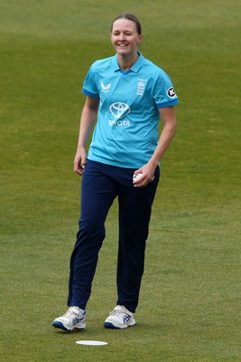 160526 - England Women v New Zealand Women - Metro Bank One Day International - Lauren Filer of England Women bowling