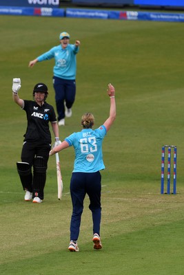 160526 - England Women v New Zealand Women - Metro Bank One Day International - Lauren Bell of England Women bowls the ball to dismiss Suzie Bates of New Zealand Women