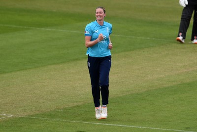 160526 - England Women v New Zealand Women - Metro Bank One Day International - Lauren Bell of England Women bowls the ball to dismiss Suzie Bates of New Zealand Women