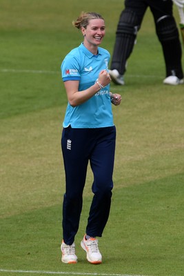 160526 - England Women v New Zealand Women - Metro Bank One Day International - Lauren Bell of England Women bowls the ball to dismiss Melie Kerr of New Zealand Women