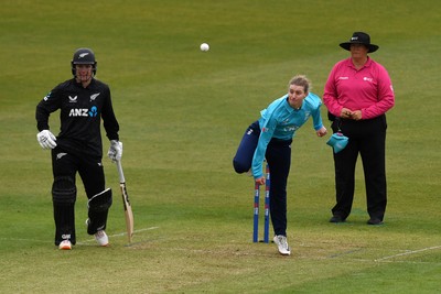 160526 - England Women v New Zealand Women - Metro Bank One Day International - Charlie Dean of England Women bowling