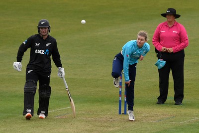 160526 - England Women v New Zealand Women - Metro Bank One Day International - Charlie Dean of England Women bowling
