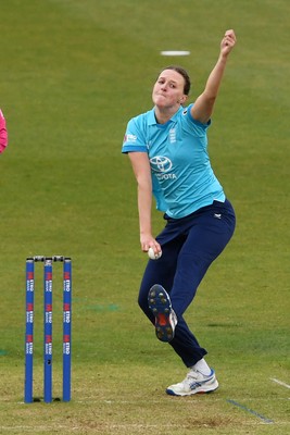 160526 - England Women v New Zealand Women - Metro Bank One Day International - Lauren Filer of England Women bowling