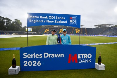 160526 - England Women v New Zealand Women - Metro Bank One Day International - Captains, Melie Kerr (New Zealand) and Charlie Dean (England) with the trophy at full time
