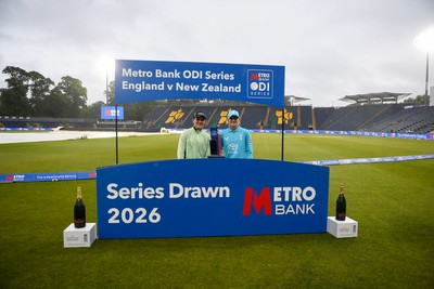 160526 - England Women v New Zealand Women - Metro Bank One Day International - Captains, Melie Kerr (New Zealand) and Charlie Dean (England) with the trophy at full time