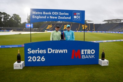 160526 - England Women v New Zealand Women - Metro Bank One Day International - Captains, Melie Kerr (New Zealand) and Charlie Dean (England) with the trophy at full time