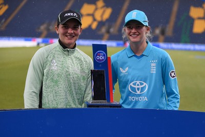 160526 - England Women v New Zealand Women - Metro Bank One Day International - Captains, Melie Kerr (New Zealand) and Charlie Dean (England) with the trophy at full time