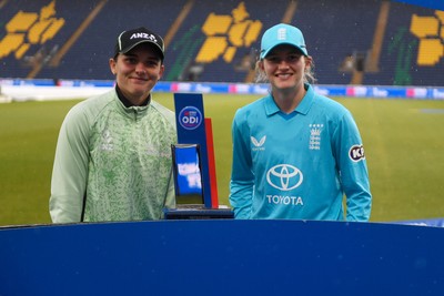 160526 - England Women v New Zealand Women - Metro Bank One Day International - Captains, Melie Kerr (New Zealand) and Charlie Dean (England) with the trophy at full time