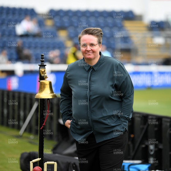 160526 - England Women v New Zealand Women - Metro Bank One Day International - Rachel Priest rings the bell ahead of the match