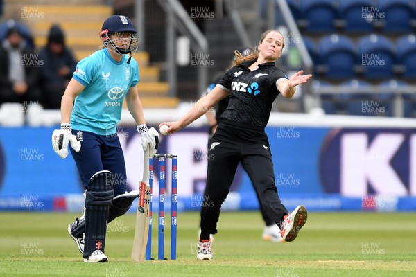 160526 - England Women v New Zealand Women - Metro Bank One Day International - Melie Kerr of New Zealand Women bowling