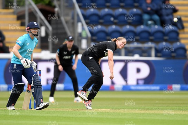 160526 - England Women v New Zealand Women - Metro Bank One Day International - Melie Kerr of New Zealand Women bowling