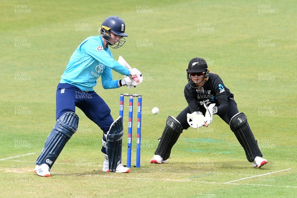 160526 - England Women v New Zealand Women - Metro Bank One Day International - Freya Kemp of England Women batting