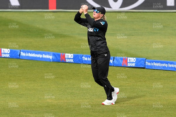 160526 - England Women v New Zealand Women - Metro Bank One Day International - Izzy Sharp of New Zealand Women catches the ball to dismiss Amy Jones of England Women