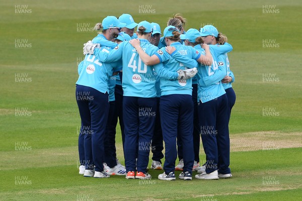 160526 - England Women v New Zealand Women - Metro Bank One Day International - England Women team huddle