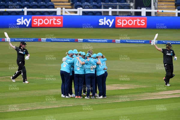 160526 - England Women v New Zealand Women - Metro Bank One Day International - England Women team huddle